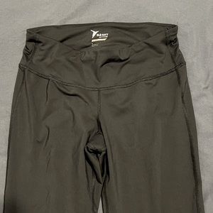 Old navy active cropped leggings with pocket